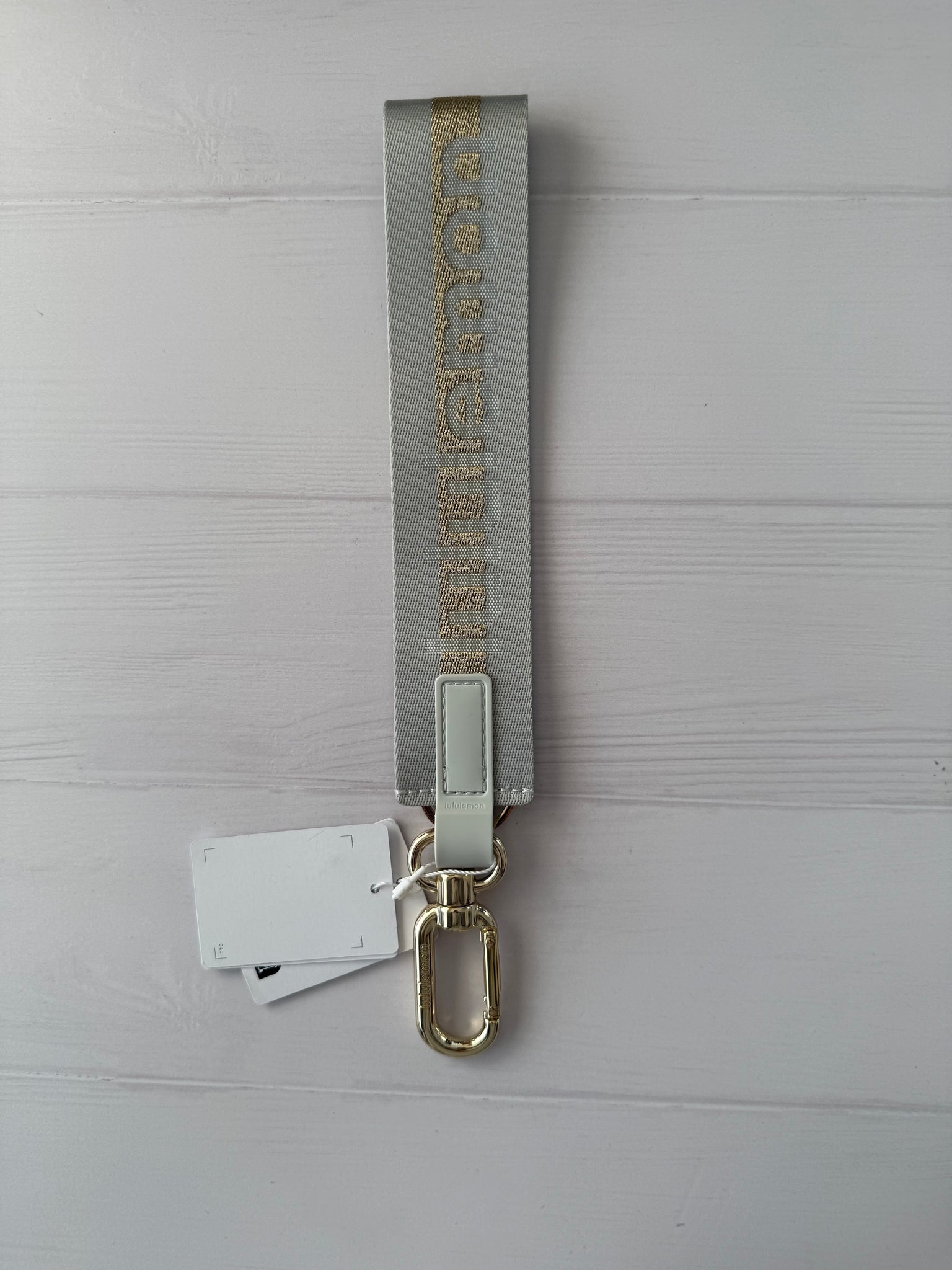 LULULEMON LLAVERO GRIS CON DORADO