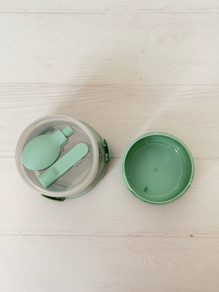 SNACK BOX CELESTE MENTA  ANTIDERRAME 2 DIVISIONES CON CUBIRTOS