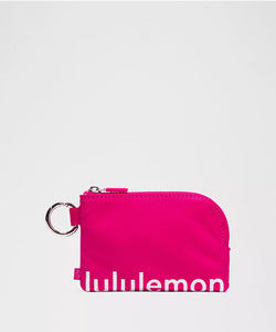 TARJETERO LULULEMON FUCSIA CON LETRAS ROSADO CLARO  PREVENTA