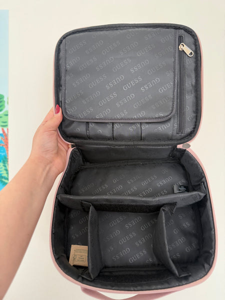 GUESS MALETA DE MAQUILLAJE PROFESIONAL ROSADA