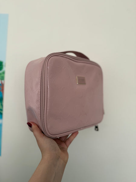 GUESS MALETA DE MAQUILLAJE PROFESIONAL ROSADA