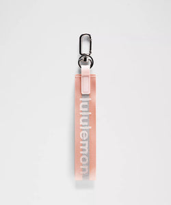 LLAVERO ROSADO CON GRIS Y ROSADO CLARO LULULEMON